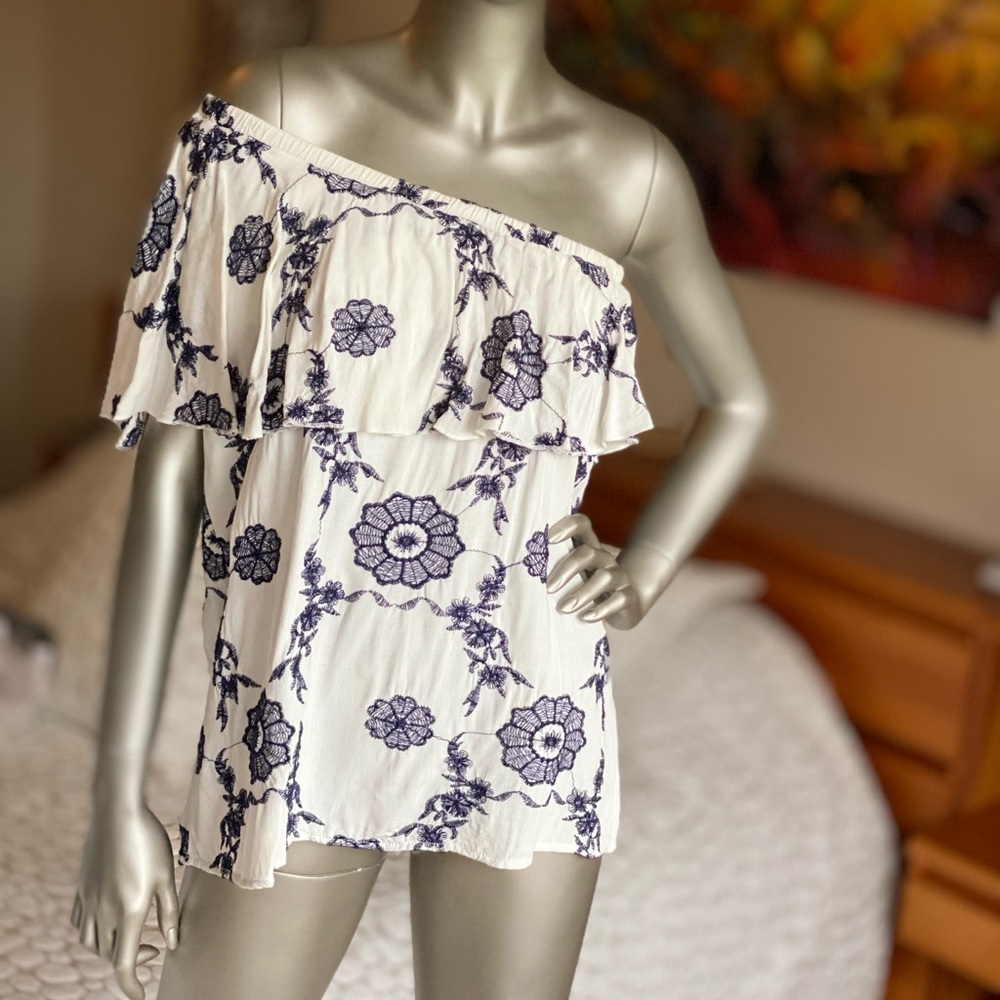 One Shoulder Ruffle Top - Picture 4 of 10